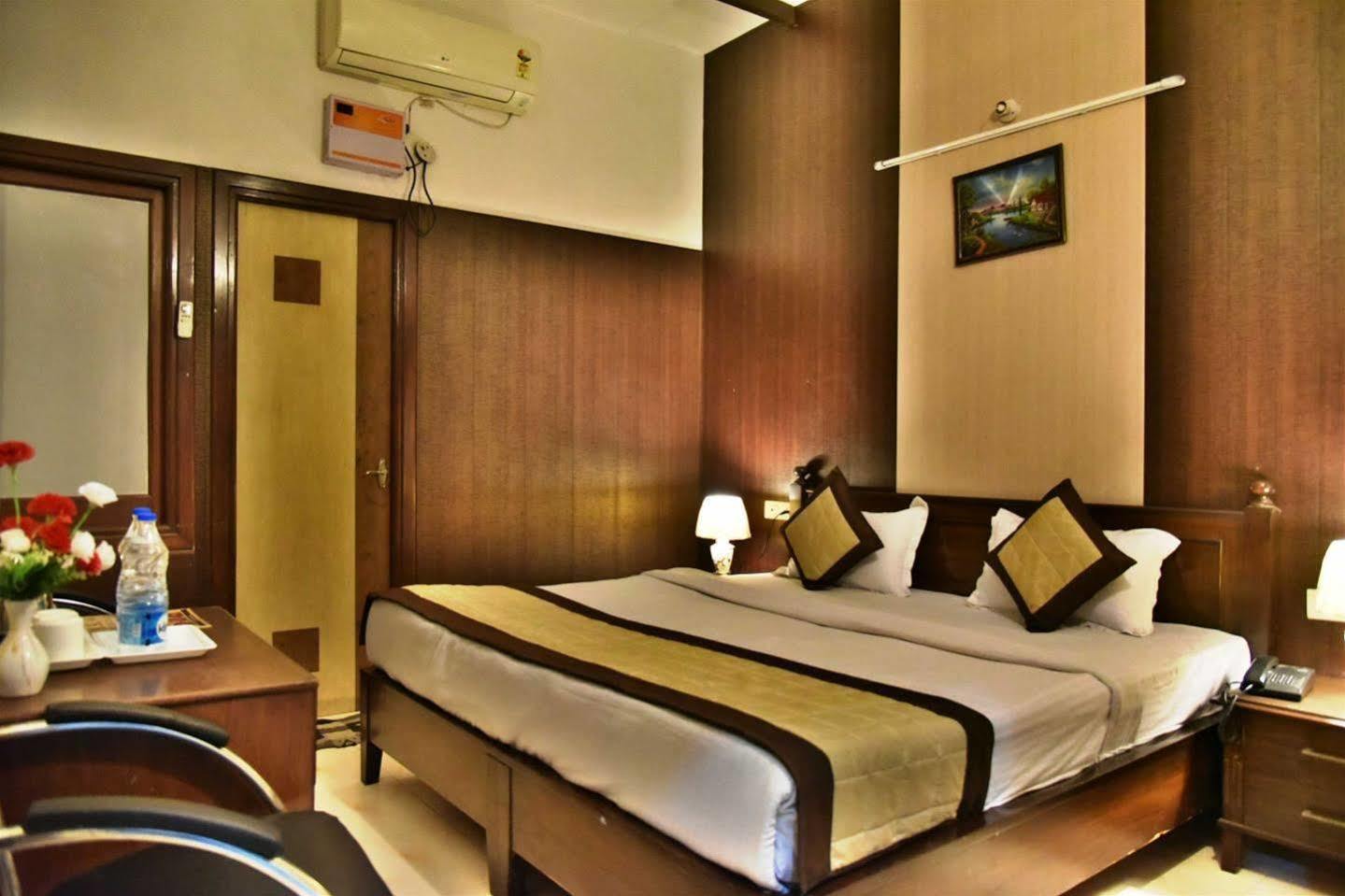 Hotel Hk Continental Амритсар Экстерьер фото